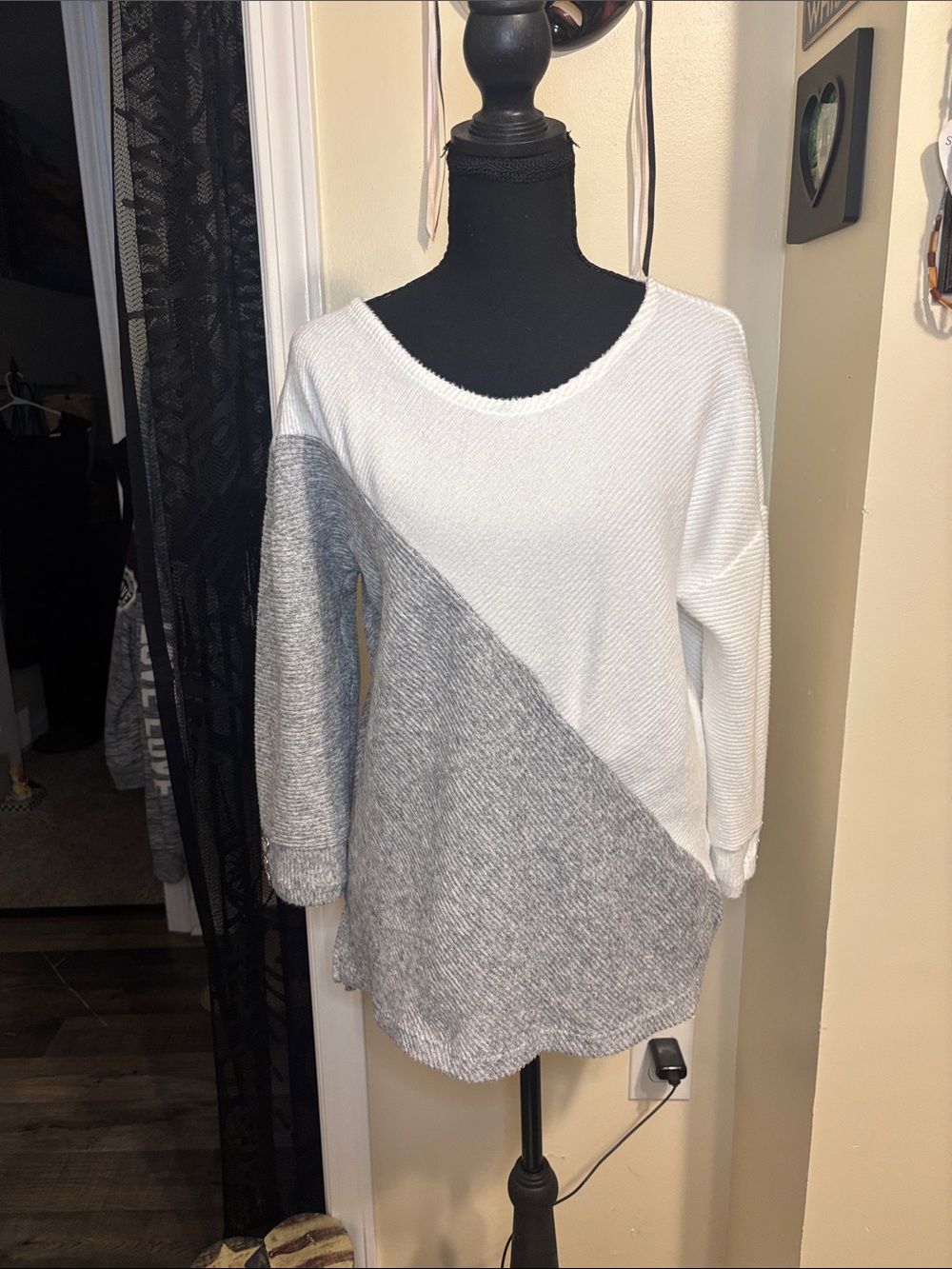 Diagonal Two-Tone Crew Neck Sweater - White & Light Gray